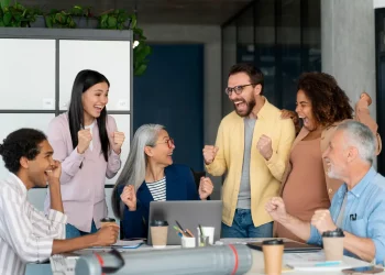 Is Basecamp’s Flat Structure a Blessing or a Curse for Project Managers?